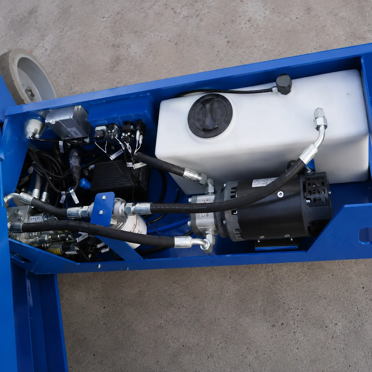 Detalle del conjunto motor y bomba hidráulica